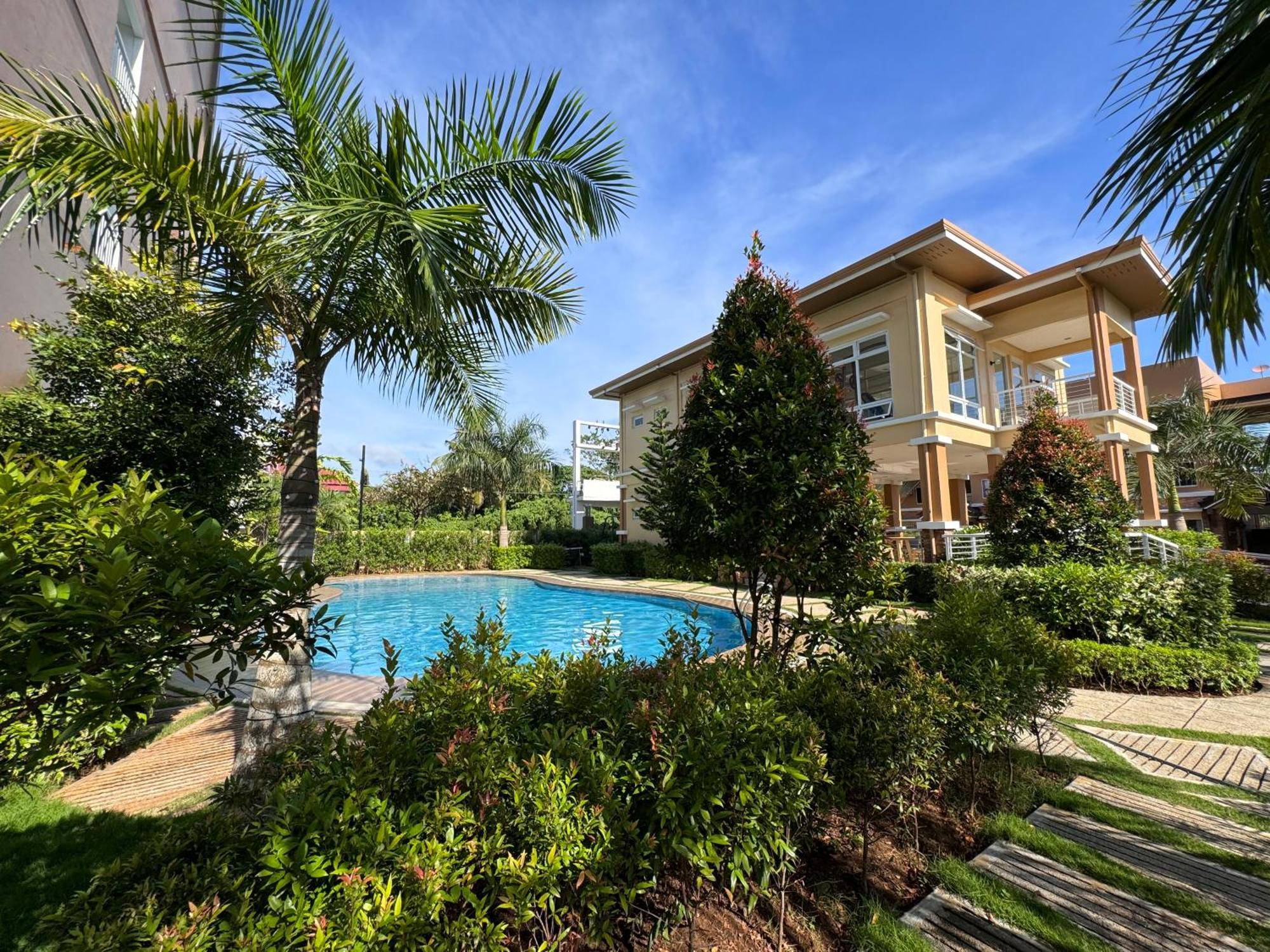 1 Bedroomdeluxe W/balcony, Pool & Gym Puerto Princesa