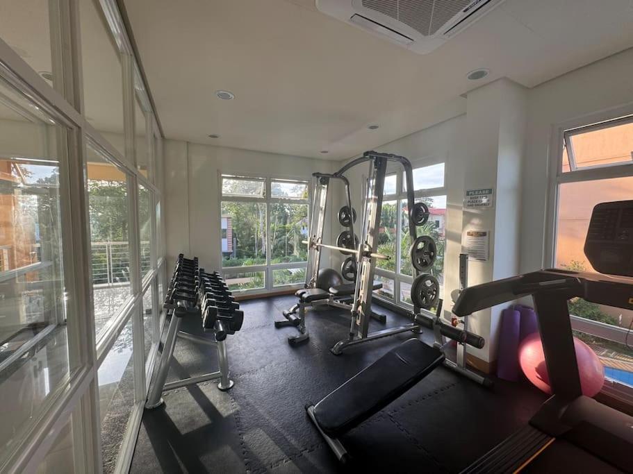 1 Bedroomdeluxe W/balcony, Pool & Gym Apartment *