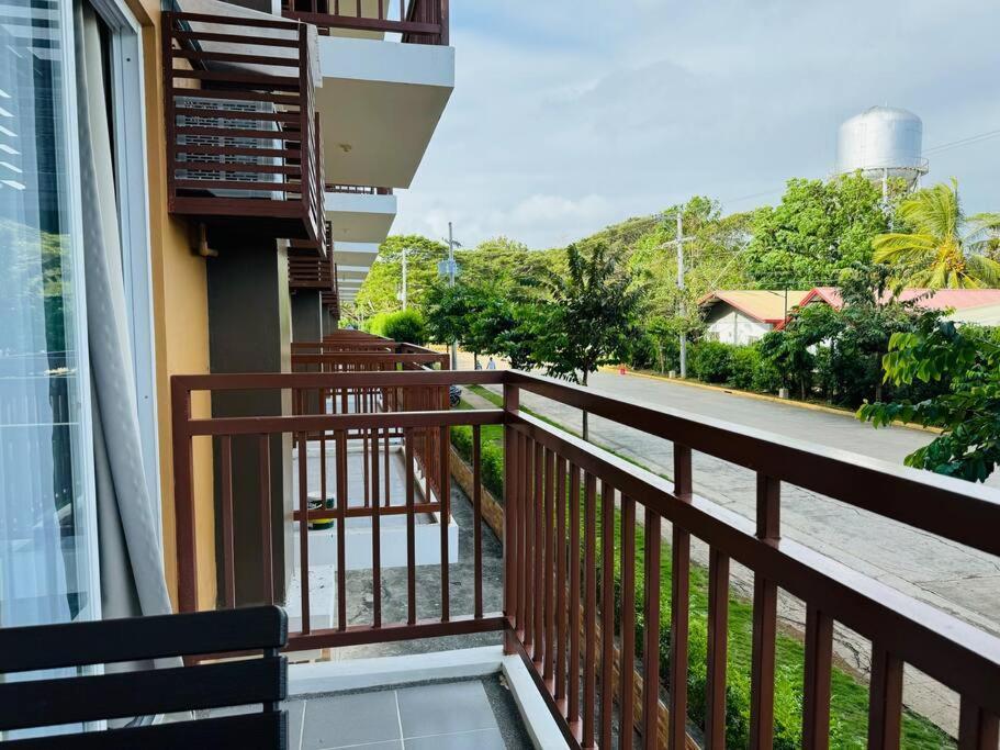 Apartment 1 Bedroomdeluxe W/balcony, Pool & Gym *